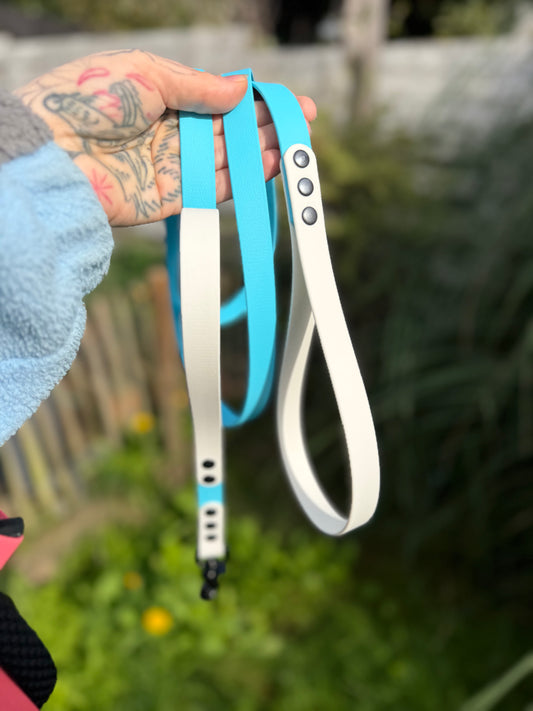 Pre-made leash with extra grab handle in skyan blue and white 1,90 m/6.3 foot