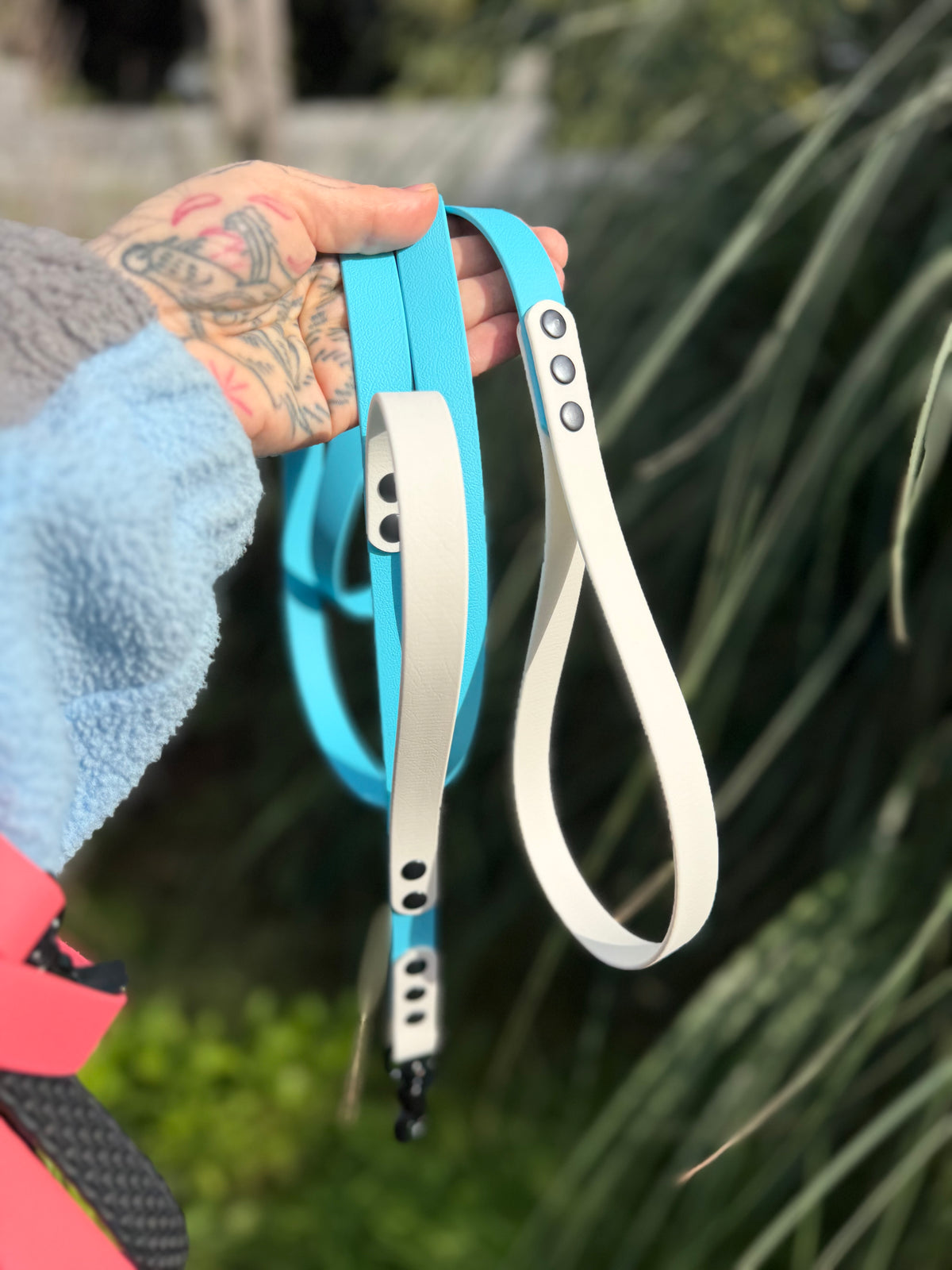 Pre-made leash with extra grab handle in skyan blue and white 1,90 m/6.3 foot