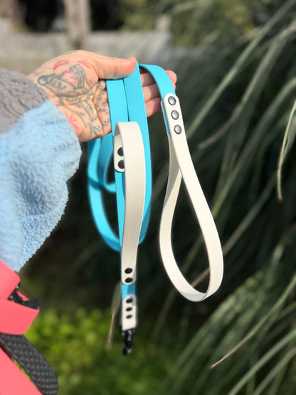 Pre-made leash with extra grab handle in skyan blue and white 1,90 m/6.3 foot